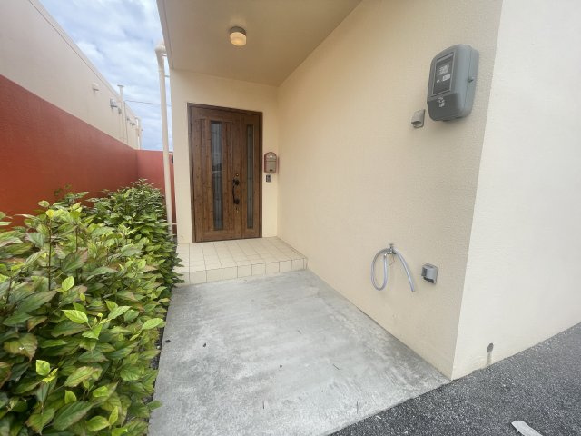 名護市済井出（テラス付き平屋全4棟）C棟の玄関|C棟 ゴージャスな両開き扉♪EV車充電設備付き♪