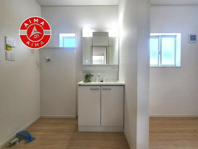 福津市津屋崎3丁目第30-2棟（2号棟）の独立洗面台|毎日使うものだから清潔な空間を保ちたい水回り。洗面にはそんな願いを解消させてくれる収納アイデアが満載です。三面鏡の裏側にはキャビネットが現れ小物から背の高い物まで収納できます。