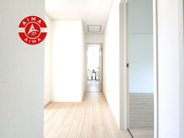 福津市津屋崎3丁目第30-2棟（2号棟）の内装|＜手すり付階段＞手すりがないと階段の昇り降りで危険なことはもちろん、壁に手をつきながら歩くことで壁紙が汚れやすくなります。すべての方に快適に昇り降りしていただくため、手すりを設置しました。
