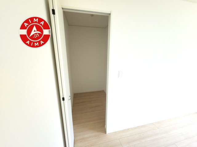 福津市津屋崎3丁目第30-2棟（2号棟）の収納|洋服や大きな荷物が多い方や人数の多いご家族などは、一般的なクローゼットよりもウォークインクローゼットのほうが使い勝手が良いです。
