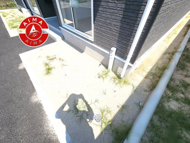 福津市津屋崎3丁目第30-2棟（2号棟）のバルコニー|風をしっかりと感じられるバルコニーでは、毎日が洗濯日和です。広々としているので洗濯も楽しくなるでしょうし、気分転換にバルコニーからの眺めを楽しむのもいいでしょう。