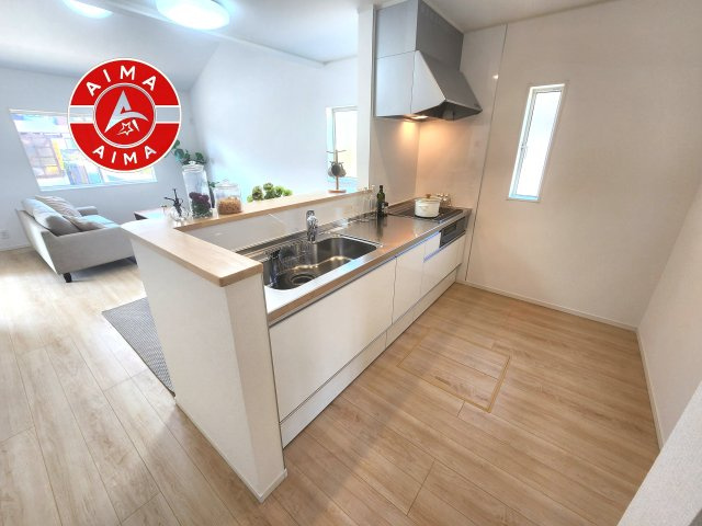 福津市津屋崎3丁目第30-2棟（2号棟）のキッチン|ダイニングテーブルへの配膳がラクラク、お料理はかどるカウンター付きシステムキッチン！