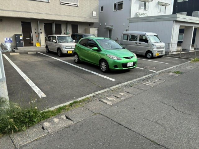 シャルモントの駐車場
