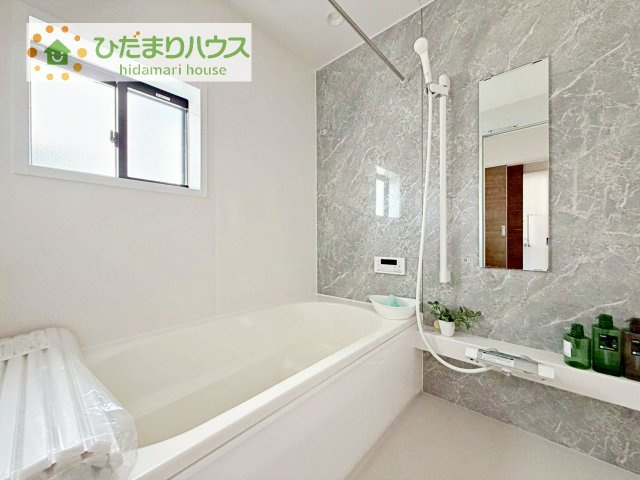 【浴室】 | 常総市本石下第1期　新築戸建　8号棟 | 何歳まで一緒に入ってくれるだろうか・・・。
広いお風呂は、お子様と一緒に入るバスタイムがより楽しくなります。