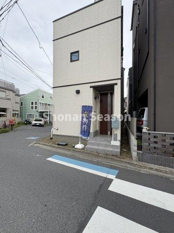 【現地画像あり】茅ヶ崎市中海岸3丁目　中古戸建　54.08平米の内装|家族が自然と集まり団らん時間を過ごせるリビングは2階に位置。　　　
3面採光につき陽当たり良好ですよ◎