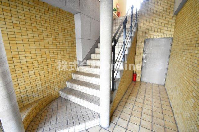 東大阪市小若江２丁目のアパートのロビー