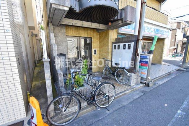 東大阪市小若江２丁目のアパートのエントランス