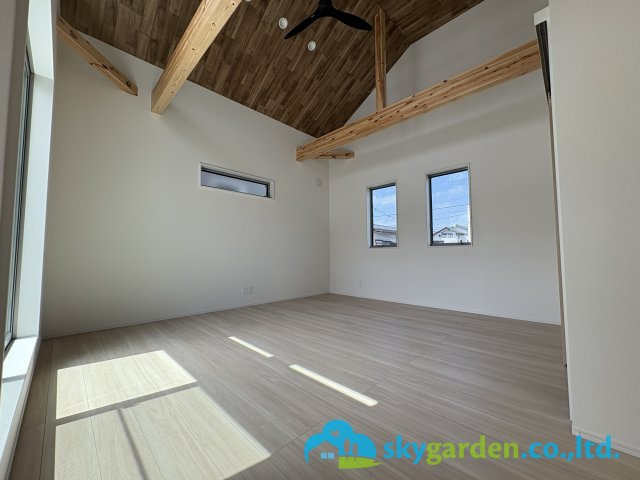 茅ヶ崎市小和田１丁目　新築戸建　全１棟の居間・リビング|こちらの居間で趣味の時間をお楽しみください