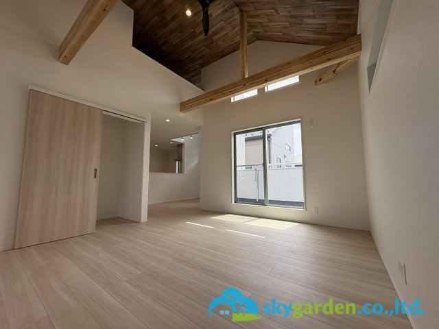 茅ヶ崎市小和田１丁目　新築戸建　全１棟の居間・リビング|ゆったりとした居間です