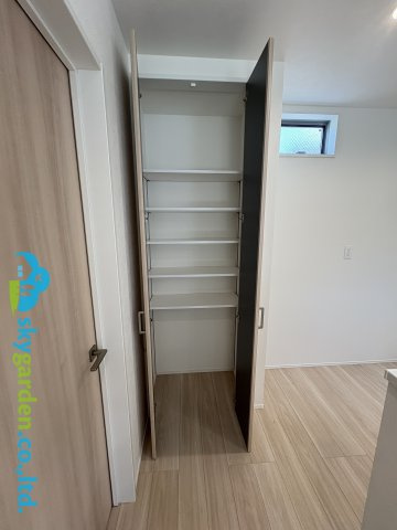 茅ヶ崎市小和田１丁目　新築戸建　全１棟の収納|キッチン脇のパントリー