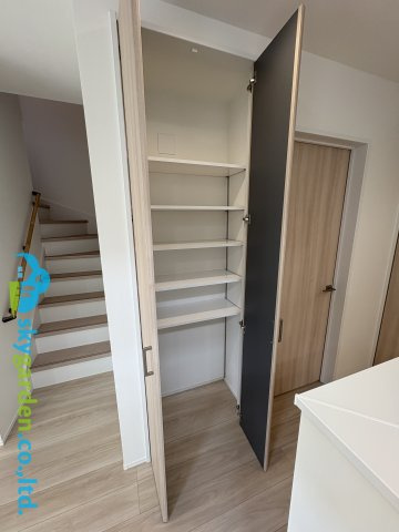 茅ヶ崎市小和田１丁目　新築戸建　全１棟の収納|キッチン横のパントリー