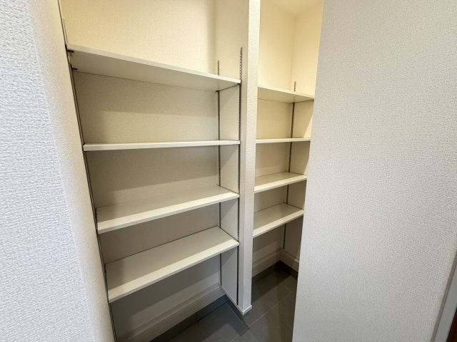 リーブルガーデンＳ前橋小相木町第６　１号棟の玄関|シューズインクロークが標準装備です。可動棚付きで使い勝手が良いですよ！
靴以外にも様々な物が収納可能です。