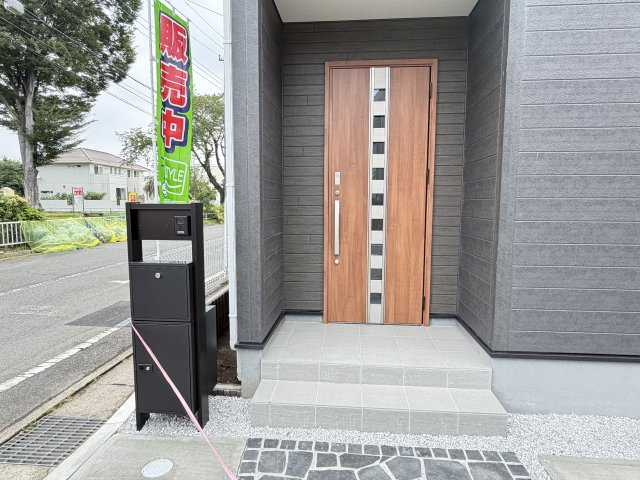 リーブルガーデンＳ前橋小相木町第６　１号棟の玄関|玄関前もキレイに整備されています。
モニター付きインターホン・宅配ボックスが標準装備です。