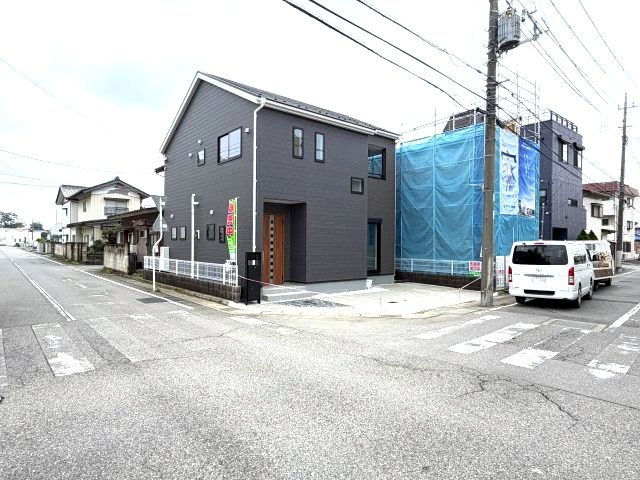 リーブルガーデンＳ前橋小相木町第６　１号棟の前面道路含む現地写真|角地の整形地で陽当たり風通しが良いです！
前面道路も広々しています！