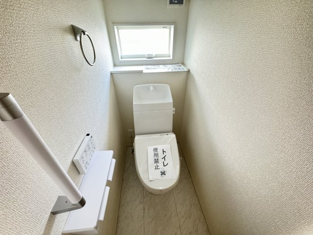 リーブルガーデンＳ前橋小相木町第６　１号棟のトイレ|1階トイレです。清潔感のある白を基調としています。
温水洗浄・便座暖房機能の付いた快適なトイレです☆