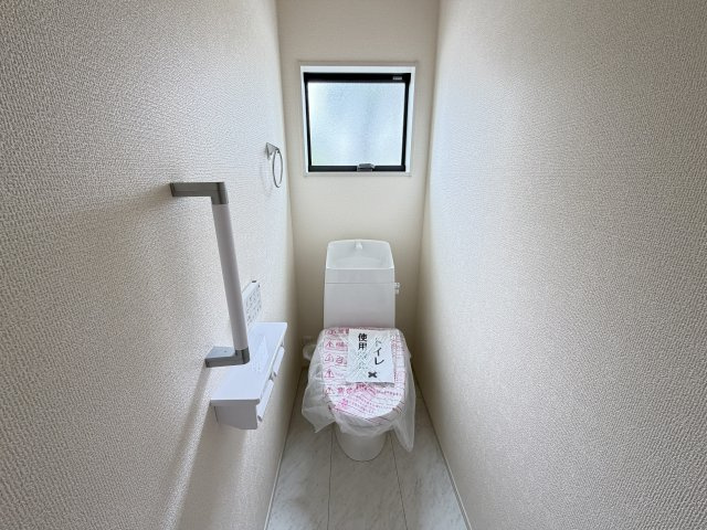 リーブルガーデンＳ前橋小相木町第６　１号棟のトイレ|1階トイレです。清潔感のある白を基調としています。
温水洗浄・便座暖房機能の付いた快適なトイレです☆