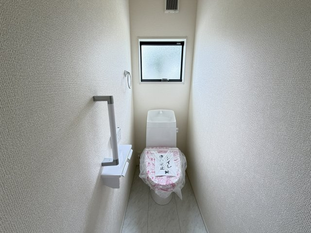 リーブルガーデンＳ前橋小相木町第６　１号棟のトイレ|2階トイレです。清潔感のある白を基調としています。