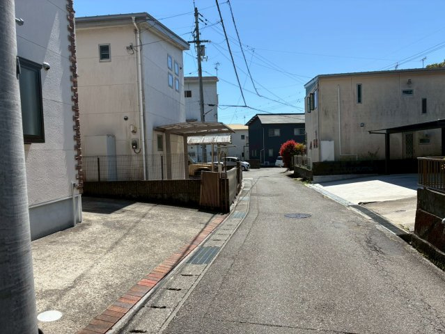 【二世帯にも◎5LDKS】高知市東秦泉寺　中古一戸建ての前面道路含む現地写真|駐車2台可能！