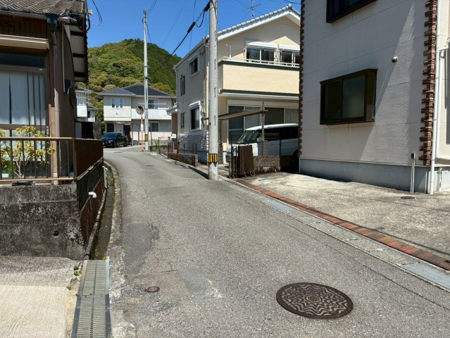 【二世帯にも◎5LDKS】高知市東秦泉寺　中古一戸建ての前面道路含む現地写真|閑静な住宅街です。