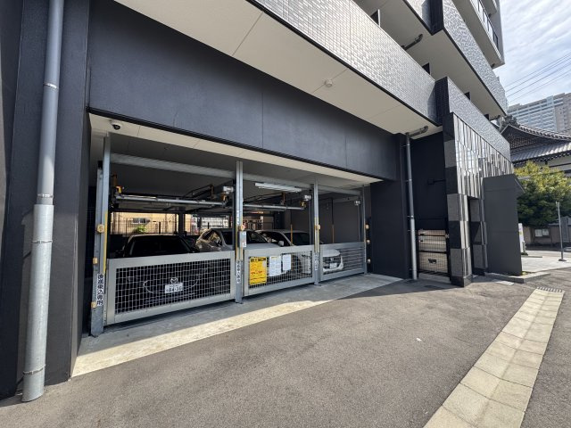 プレサンス新栄ユリシスの駐車場