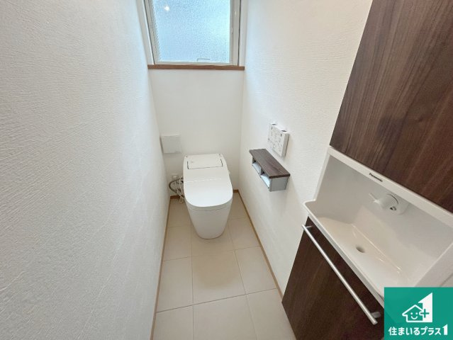 宝塚市山手台東　中古一戸建てのトイレ|1・2階の2ヶ所にあるので、朝の忙しい時間の順番待ちもなく、深夜の利用にも大変便利です。