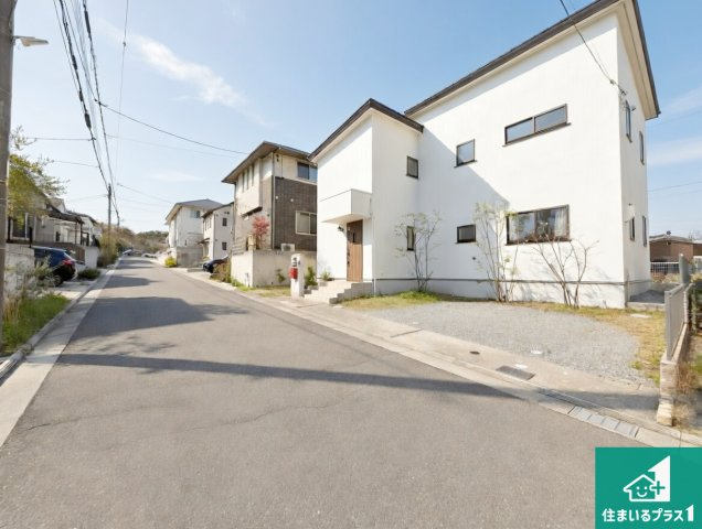 宝塚市山手台東　中古一戸建ての前面道路含む現地写真|周辺は閑静な住宅街！前面道路広々で車の出し入れも便利です。駐車が苦手な方でも安心して車庫入れできます！
