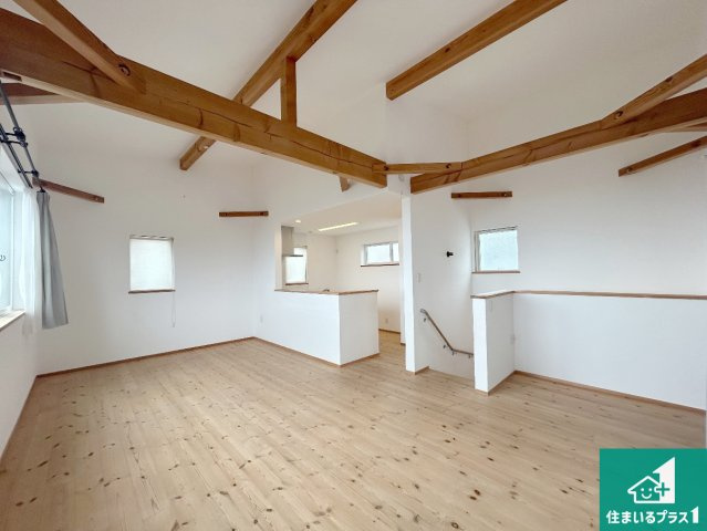 宝塚市山手台東　中古一戸建ての居間・リビング|日当たり良好の明るいリビングで朝の目覚めもスッキリできそう！対面キッチンでご家族のコミュニケーションも自然と増える設計！小さなお子様が遊ぶスペースを作っても広々とくつろげるLDK！