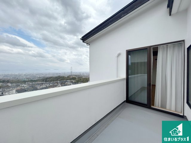 宝塚市山手台東　中古一戸建てのバルコニー|ワイドバルコニーは洗濯物を干すスペースが広いのでご家族が多くても安心！