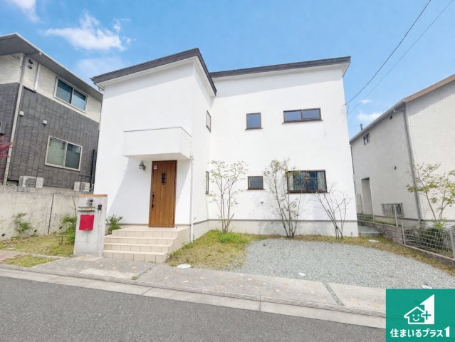 宝塚市山手台東　中古一戸建ての外観|周辺は落ち着いた街並みの住宅地！子育てがしやすい住環境です！気になることがありましたら、お気軽にお問い合わせください！