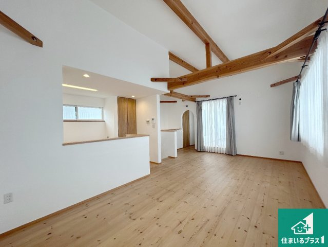 宝塚市山手台東　中古一戸建ての居間・リビング|日当たり良好の明るいリビングで朝の目覚めもスッキリできそう！対面キッチンでご家族のコミュニケーションも自然と増える設計！小さなお子様が遊ぶスペースを作っても広々とくつろげるLDK！