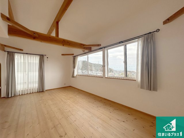 宝塚市山手台東　中古一戸建ての居間・リビング|子供を見守りながらお料理が出来るため家族のコミュニケーションか増えます♪スペースが広く確保されている為お子様が大きくなったときは一緒に料理を楽しめます♪