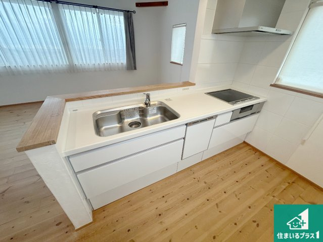 宝塚市山手台東　中古一戸建てのキッチン|リビングと統一感があり、使い勝手のいいキッチン。広々としているので、二人並んで作業が出来ちゃいます。お子様と一緒に色々なお料理に挑戦できるスペースがあります。