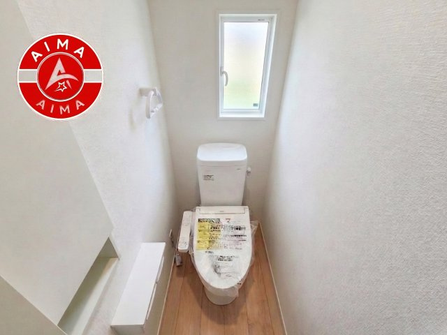福岡市東区八田1丁目第11-1棟（1号棟）の内観：施工例|トイレ・ウォシュレット付。快適で衛生的な洗浄機能付温水シャワートイレです。収納や手すりもついてます。