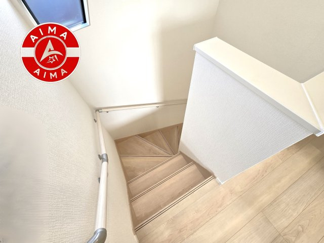 福岡市東区八田1丁目第11-1棟（1号棟）の内観：施工例|＜手すり付階段＞手すりがないと階段の昇り降りで危険なことはもちろん、壁に手をつきながら歩くことで壁紙が汚れやすくなります。すべての方に快適に昇り降りしていただくため、手すりを設置しました。