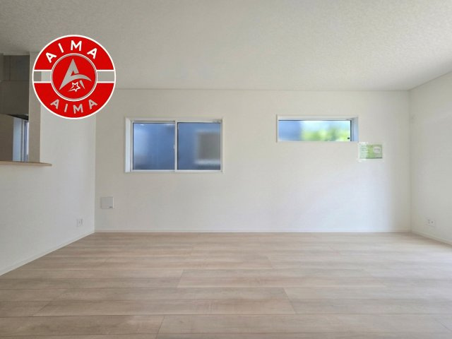 福岡市東区八田1丁目第11-1棟（1号棟）の内観：施工例|キッチンからリビングをしっかり確認できます。家族の笑顔があふれる空間になりそうですね。※家具はCGを合成したものです。