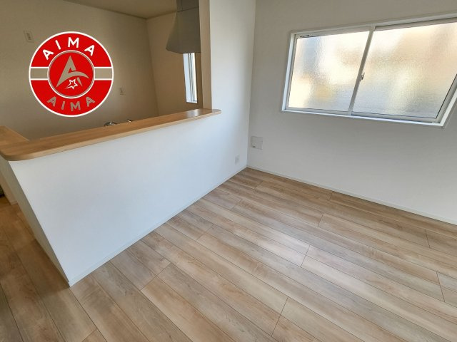 福岡市東区八田1丁目第11-1棟（1号棟）の内観：施工例|カウンターキッチンなら、リビングで遊ぶ子供の様子を見ながら料理ができるので安心です。料理を運んでもらったり、子供にお手伝いしてもらいやすいのもいいですね。