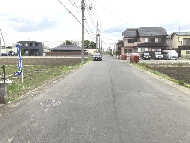 敷地面積９１坪　売地　春日部市大場①の外観|西側公道約６．６ｍ、３．５ｍ接道！お車の出し入れもラクラクです♪最寄りバス停から徒歩３分♪　現地（2026年7月）撮影