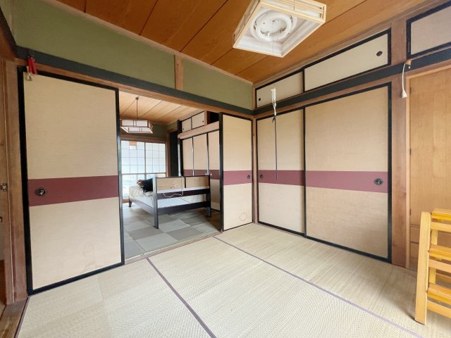 中古戸建・中古住宅　太田市亀岡町　尾島小学校・尾島中学校の和室|押入れ収納も充実の和室！続き和室のため襖を外して広く使うこともできます！