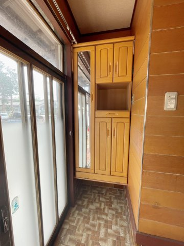 中古戸建・中古住宅　太田市亀岡町　尾島小学校・尾島中学校の収納|シューズボックスには鏡もついているのでお出かけ前の身だしなみチェックもばっちりですね♪