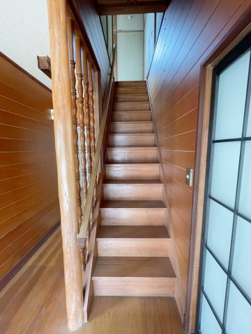 中古戸建・中古住宅　太田市亀岡町　尾島小学校・尾島中学校の内装|2階へ続く階段！