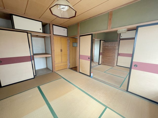 中古戸建・中古住宅　太田市亀岡町　尾島小学校・尾島中学校の和室|押入れ収納や備え付けのタンスなど収納豊富です！