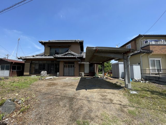 中古戸建・中古住宅　太田市亀岡町　尾島小学校・尾島中学校の駐車場|駐車スペースも充実◎カーポートもついています！