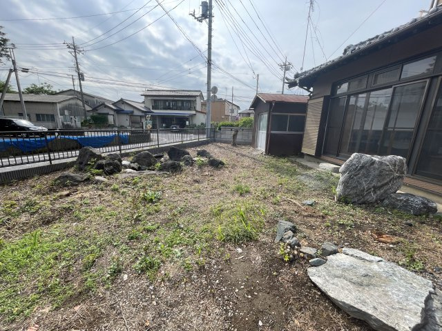 中古戸建・中古住宅　太田市亀岡町　尾島小学校・尾島中学校の庭|ガーデニングなども楽しめる陽当たり良好なお庭です！土いじりが好きな方におすすめです！