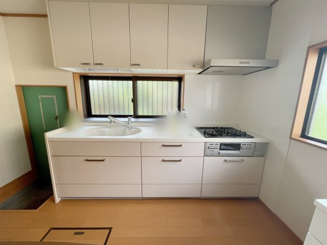 中古戸建・中古住宅　太田市亀岡町　尾島小学校・尾島中学校のキッチン|吊戸棚付きのシステムキッチン♪収納も豊富です！