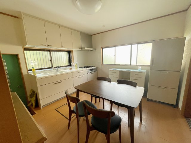 中古戸建・中古住宅　太田市亀岡町　尾島小学校・尾島中学校のキッチン|ダイニングテーブルを置いても十分な広さがあるダイニングキッチン♪ゴミ出しに便利な勝手口付き！