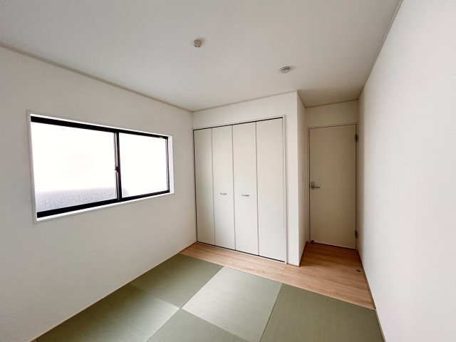 【Cradle garden】宇都宮市今宮 第3 全5棟の和室|〇3号棟・5.7帖サービスルーム〇
洋風畳を敷いた、和な趣のサービスルーム！
リビングから離れているので、集中したい時やお客様と静かにお話ししたい時などに大活躍です☆
※20206年4月撮影