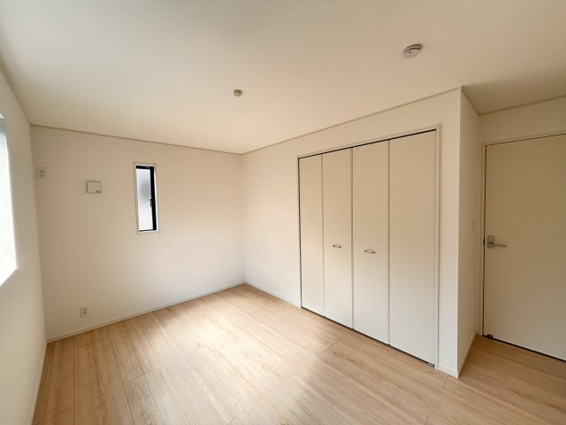 【Cradle garden】宇都宮市今宮 第3 全5棟の洋室|〇3号棟・2階7.2帖洋室〇
シンプルな内装と木の温もりを感じる床材が、心地よいプライベート空間を作り出します♪
自分好みのインテリアで飾れば更に快適になります☆
※20206年4月撮影