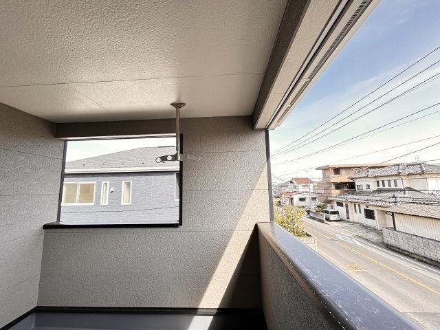 【Cradle garden】宇都宮市今宮 第3 全5棟のバルコニー|〇3号棟〇
日差しが心地よいインナーバルコニー！
屋根が付いているので汚れにくく、椅子を置いて読書やカフェタイムを楽しむなど、マルチに活躍する場所です♪
※20206年4月撮影
