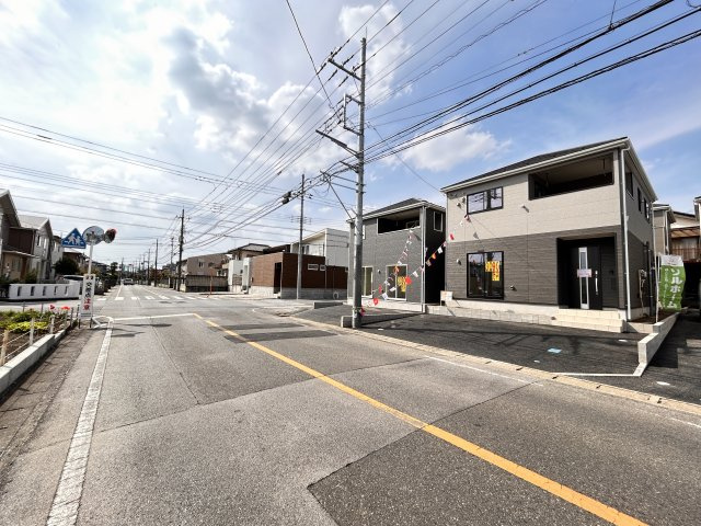 【Cradle garden】宇都宮市今宮 第3 全5棟の前面道路含む現地写真|〇3号棟〇
前面道路が約8ｍあることで、陽当たり・風通しも良好☆
見通しも良いので車庫入れが苦手でもスムーズに行えます。
※20206年4月撮影