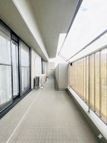 中央マンション上地B棟のバルコニー|※AI加工後のイメージです。